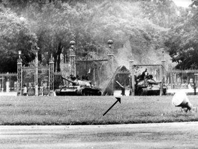 Bức ảnh chụp chiếc xe tăng 390 - chiếc xe đầu tiên húc đổ cánh cổng Dinh Độc Lập trưa ngày 30.4.1975 của nữ nhà báo Pháp Francoise de Mulder