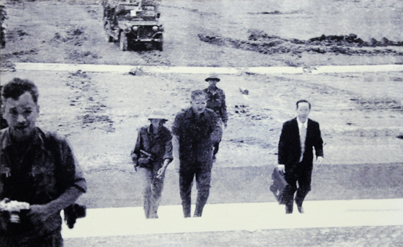 Tổng thống Dương Văn Minh và Thủ tướng Vũ Văn Mẫu trên đường đến Đài Phát thanh để đọc lời tuyên bố đầu hàng vô điều kiện quân giải phóng trưa ngày 30/4/1975.