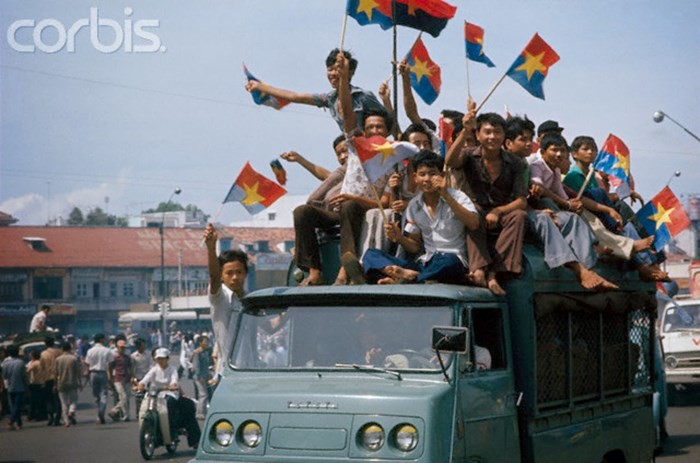 Người dân đổ ra đường ăn mừng Sài Gòn được giải phóng, đất nước thống nhất ngày 30/4/1975. Ảnh: Jacques Pavlovsky/Sygma/Corbis.