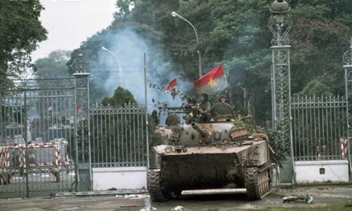 Xe tăng của lực lượng giải phóng tiến vào Dinh Độc Lập ngày 30/4/1975. (Ảnh: Francoise de Mulder/CORBIS)
