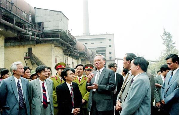 Chủ tịch nước Lê Đức Anh thăm và làm việc tại Công ty Xi măng Bỉm Sơn (Thanh Hóa) ngày 29-12-1994. (Ảnh tư liệu)