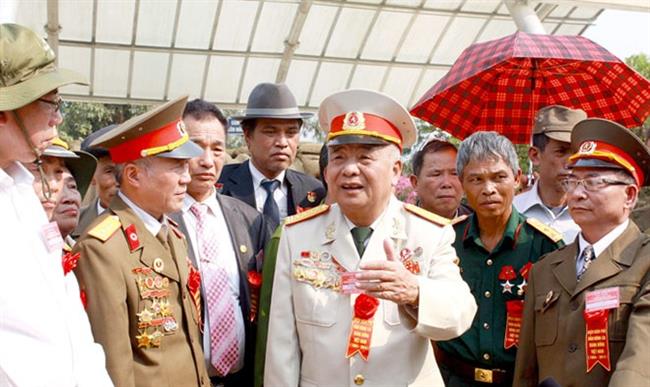 Đại tá Hoàng Đăng Vinh (ở giữa) ôn lại kỷ niệm với các đồng đội trong một lần thăm lại chiến trường Điện Biên Phủ.