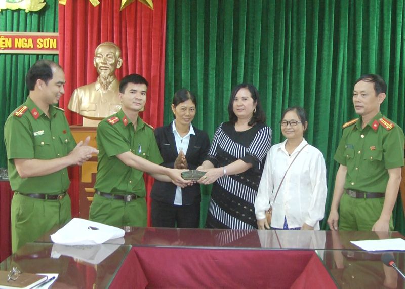  Công an huyện Nga Sơn và gia đình Trung úy Nguyễn Huy Hoằng trả lại số tiền cho người bị mất