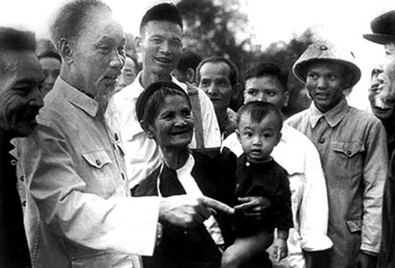 Bác Hồ nói chuyện với bà con Kim Liên trong lần về thăm quê hương lần thứ nhất sau hơn 50 năm xa cách - Ảnh tư liệu