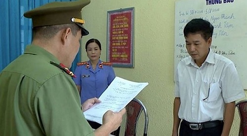 Bị can Trần Xuân Yến, Phó Giám đốc Sở GD&ĐT tỉnh Sơn La (áo trắng). 