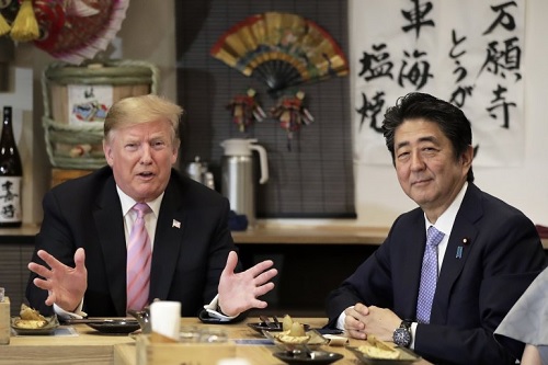 Thủ tướng Nhật Bản Shinzo Abe tiếp đón Tổng thống Mỹ Donald Trump tại thủ đô Tokyo, ngày 26/5 (Ảnh: Pool/Getty Images)