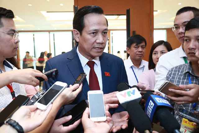 Bộ trưởng Bộ LĐ-TB-XH Đào Ngọc Dung trả lời bên hành lang Quốc hội sáng 29/5.