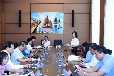 Đại biểu các tỉnh Long An, Quảng Ngãi và Hải Dương thảo luận tại tổ ngày 29/5 - Ảnh: VGP/Lê Sơn