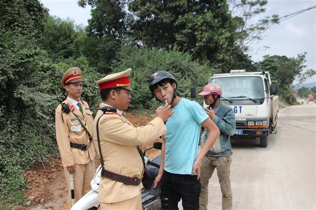 Lực lượng CSGT Công an tỉnh Nghệ An tăng cường kiểm soát nồng độ cồn đối với người điều khiển phương tiện tham gia giao thông