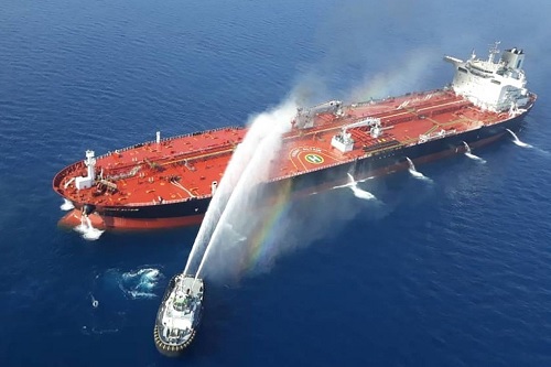 Tàu chở dầu Front Altair của Na Uy được phun nước sau khi bị tấn công (Ảnh: AFP/Getty Images)