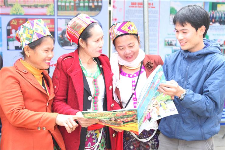 Phóng viên báo Công an Nghệ An với bà con dân tộc thiểu số                                       tại huyện Con Cuông