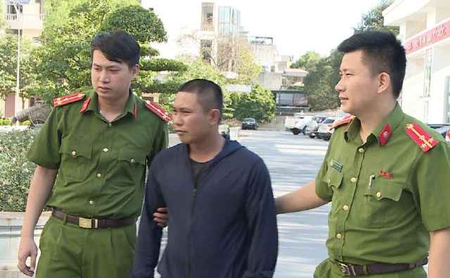 Lực lượng công an bắt giữ Lại Văn Sơn