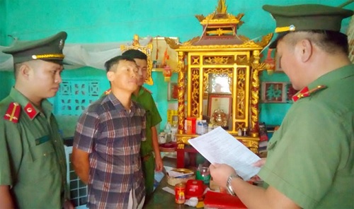 Cơ quan ANĐT Công an Thanh Hóa thi hành lệnh bắt tạm giam Phạm Văn Điệp.