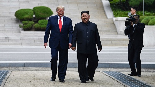 Ông Trump trở thành Tổng thống Mỹ đầu tiên đặt chân tới lãnh thổ Triều Tiên khi ông có cuộc gặp với Nhà lãnh đạo Kim Jong-un tại Khu phi quân sự (DMZ) liên Triều. Ảnh: AFP