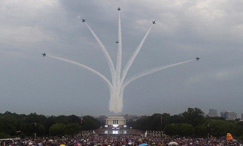 Máy bay chiến đấu trình diễn trên bầu trời thủ đô Washington trong Ngày Quốc khánh Mỹ (Ảnh: Reuters)
