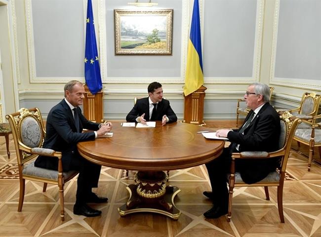 Tổng thống Volodymyr Zelensky (giữa) cùng Chủ tịch Hội đồng châu Âu Donald Tusk (trái) và Chủ tịch Ủy ban châu Âu Jean-Claude Juncker tại Thủ đô Kiev ngày 8-7. Ảnh: Reuters