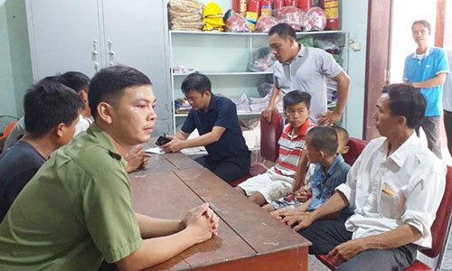 Công an huyện Diễn Châu, xã Diễn Kỷ và ban, ngành cấp huyện làm thủ tục bàn giao 3 cháu về cho gia đình.