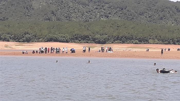 Lực lượng chức năng cùng người dân tiến hành vớt thi thể lên bờ