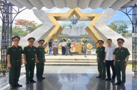 Cán bộ, nhân viên Viện KSQS khu vực 41 dâng hoa, dâng hương tại Nghĩa trang liệt sỹ Quốc gia Đường 9, tỉnh Quảng Trị.