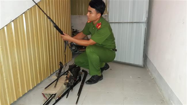 Cán bộ Công an huyện Tương Dương kiểm đếm các loại vũ khí                                       người dân giao nộp