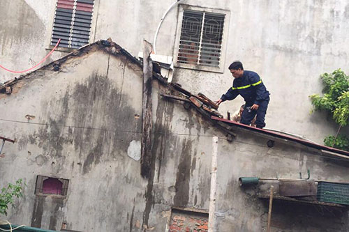 Lực lượng Cảnh sát PCCC tiếp cận ngọn lửa từ trên mái nhà