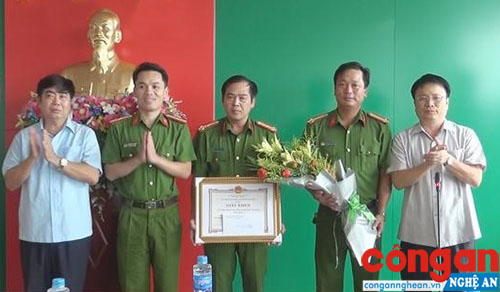 UBND huyện Nam Đàn khen thưởng Ban chuyên án 619R cho Công an huyện