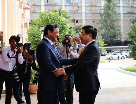 Phó Thủ tướng Campuchia Prak Sokhonn và Phó Thủ tướng Phạm Bình Minh. Ảnh: VGP/Hải Minh