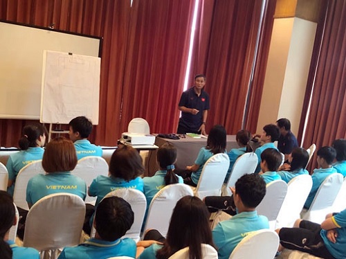 HLV Mai Đức Chung và các học trò chuẩn bị cho trận đấu với ĐT nữ Philippines.