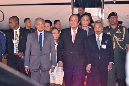 Bộ trưởng, Chủ nhiệm Văn phòng Chính phủ Mai Tiến Dũng đón Thủ tướng Mahathir Mohamad tại sân bay Nội Bài. Ảnh: VGP/Nhật Bắc