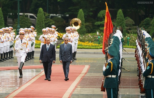 Hai Thủ tướng duyệt đội danh dự Quân đội nhân dân Việt Nam. Ảnh: VGP/Quang Hiếu