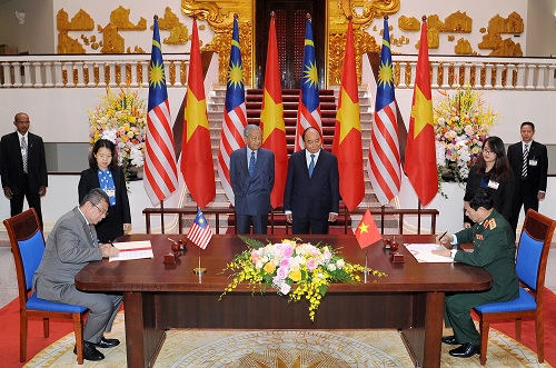 Thủ tướng Chính phủ hai nước chứng kiến Lễ ký kết và trao đổi các văn bản hợp tác. Ảnh: VGP/Quang Hiếu