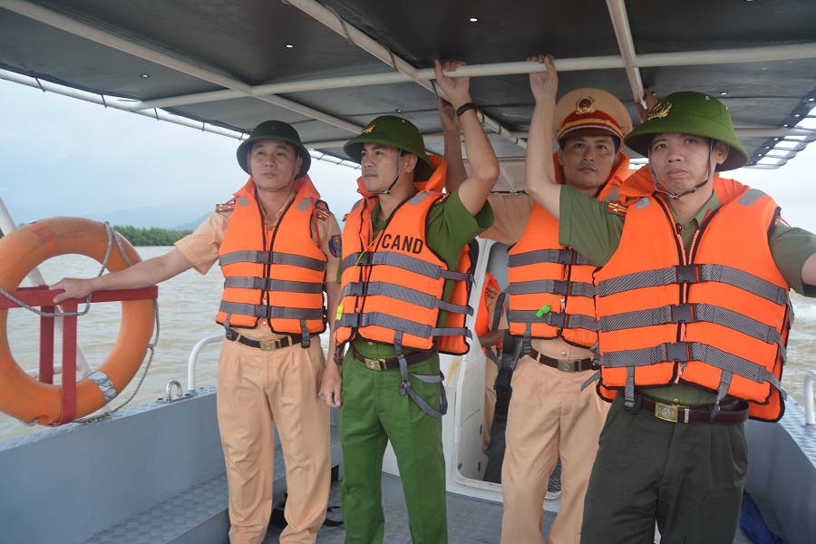 Đại tá Nguyễn Đức Hải (thứ 2 từ trái sang) chỉ đạo lực lượng CSGT kiểm tra các tàu thuyền đang tránh bão tại Bara Bến Thủy