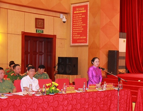 Đồng chí Hoàng Thị Ái Nhiên, Phó Chủ tịch Thường trực Trung ương Hội Liên hiệp Phụ nữ Việt Nam phát biểu tại Tọa đàm.