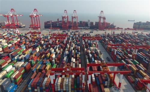 Hàng hóa được xếp tại cảng Dương Sơn, miền Đông Trung Quốc chuẩn bị xuất khẩu. (Ảnh: THX/TTXVN)