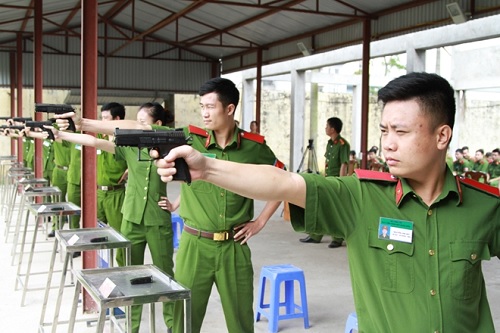 Sinh viên Học viện CSND thực hành bắn súng.