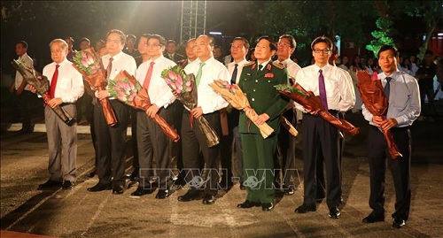Thủ tướng Nguyễn Xuân Phúc cùng các đồng chí lãnh đạo Đảng, Nhà nước dâng hoa tại tượng đài Nguyễn Tất Thành tại trường Quốc Học Huế. Ảnh: Tường Vi - TTXVN.