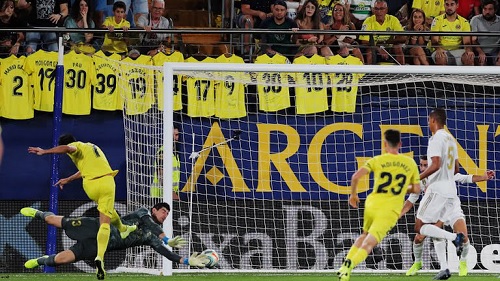 Thủ môn Courtois chơi không tốt ở trận đấu với Villarreal (Ảnh: Reuters).