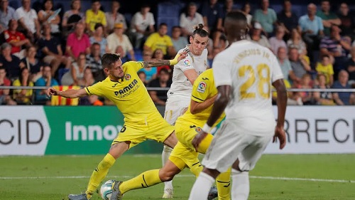 Bale sút xa ghi bàn thắng thứ 2 cho Real (Ảnh: Reuters).