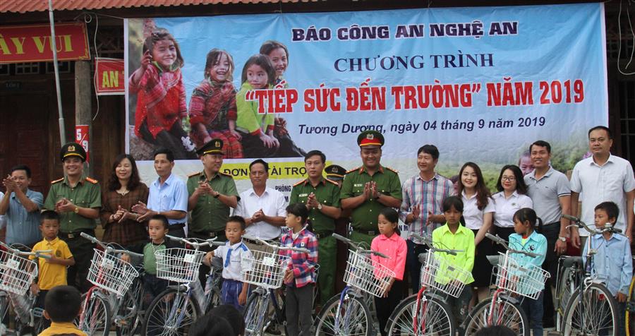 Trao tặng 10 xe đạp cho học sinh nghèo 