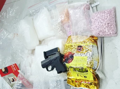 Ma túy và súng tang vật thu giữ tại nơi ở của các đối tượng.