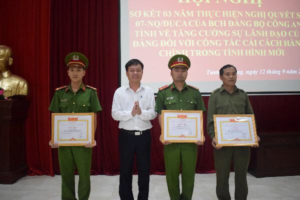 Kha Văn Ót, Phó chủ tịch UBND huyện Tương Dương trao giấy khen của UBND huyện cho các cá nhân đạt thành tích xuất sắc trong thực hiện Nghị quyết 07