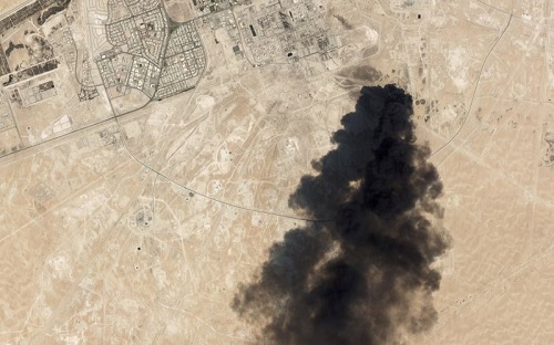 Hình ảnh vệ tinh cho thấy khói bốc lên từ nhà máy lọc dầu Abquaiq của Saudi Arabia. Ảnh: AP