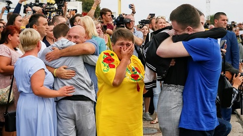 Người thân của tù nhân Ukraine vui mừng sau khi gặp lại những người được Nga thả về. (Ảnh: Reuters)