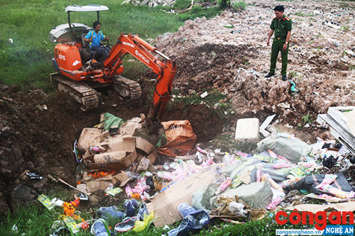  Công an huyện Quỳnh Lưu tiến hành tiêu hủy hàng hóa nhập lậu, đồ chơi nguy hiểm và pháo các loại