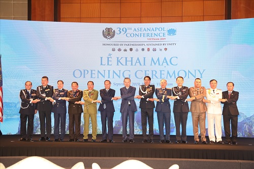 Bộ trưởng Tô Lâm và Thứ trưởng Lê Quý Vương với đại diện Cảnh sát các nước tại Lễ Khai mạc.