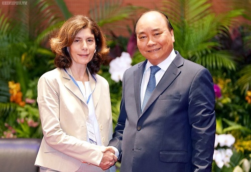 Thủ tướng Nguyễn Xuân Phúc và bà Pinelope Goldberg, Phó Chủ tịch Cao cấp, Chuyên gia kinh tế trưởng của WB - Ảnh: VGP/Quang Hiếu