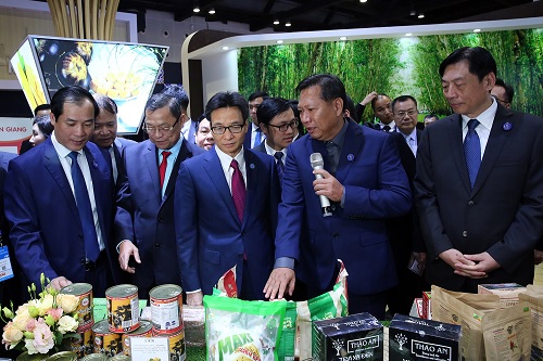 Phó Thủ tướng thăm gian hàng của tỉnh An Giang tại Hội chợ. Ảnh: VGP/Đình Nam