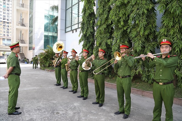 Thượng tá Đỗ Ngọc Anh, Đoàn trưởng Đoàn Nghi lễ Công an nhân dân đang hướng dẫn các nhạc công chuẩn bị tốt nhất cho đêm diễn 12/10/2019 tại khu vực phố đi bộ hồ Hoàn Kiếm.