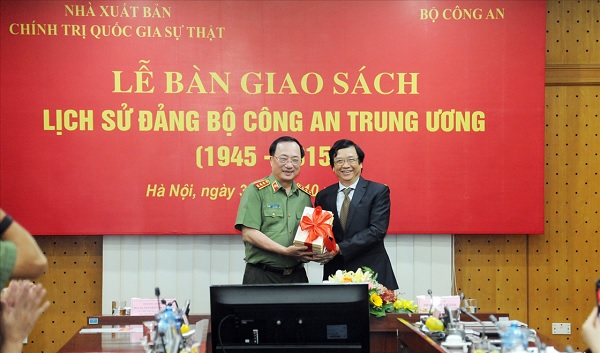 Đồng chí Phạm Chí Thành, Tổng Biên tập Nhà xuất bản Chính trị quốc gia Sự thật trao sách tặng Thứ trưởng Nguyễn Văn Thành.
