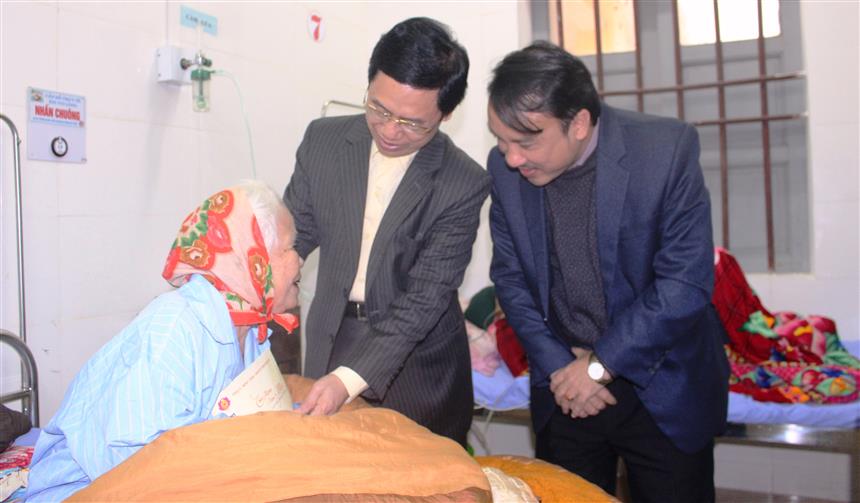 Phó Bí thư Thường trực Tỉnh ủy, Chủ tịch HĐND tỉnh Nguyễn Xuân Sơn              tặng quà Tết cho bệnh nhân tại Bệnh viện đa khoa Cửa Lò 